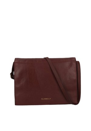 Dunkelbraune Lederhandtasche mit langem Riemen, rechteckiger Form und geprägt-goldfarbenem Logo "BURKELY" vorne.