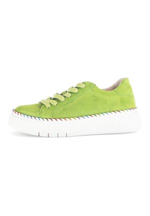 Groene suède sneaker met een witte platformzool, meerkleurige stiksels langs de rand en ronde veters. Afgeronde neus en een gladde textuur.