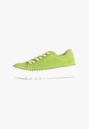 Groene suède sneaker met een witte platformzool, meerkleurige stiksels langs de rand en ronde veters. Afgeronde neus en een gladde textuur.