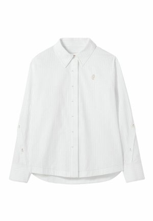 Camisa blanca de manga larga con cuello abotonado, textura de rayas verticales, logo bordado en el pecho y puños con botones.