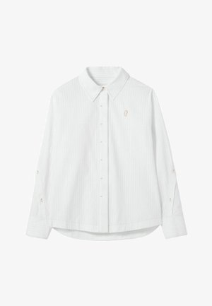 Camisa blanca de manga larga con cuello abotonado, textura de rayas verticales, logo bordado en el pecho y puños con botones.
