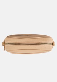 Bolso beige de cuero texturizado con cremallera dorada y tirador, visto desde arriba sobre fondo blanco.