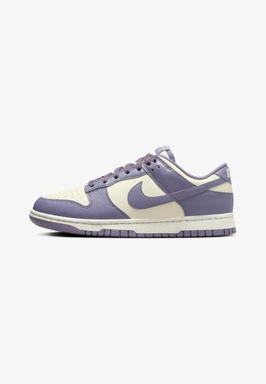 Niskie sneakersy z kremowej i jasnofioletowej skóry z zapięciem na sznurówki i gumową podeszwą, pokazane z boku na białym tle.