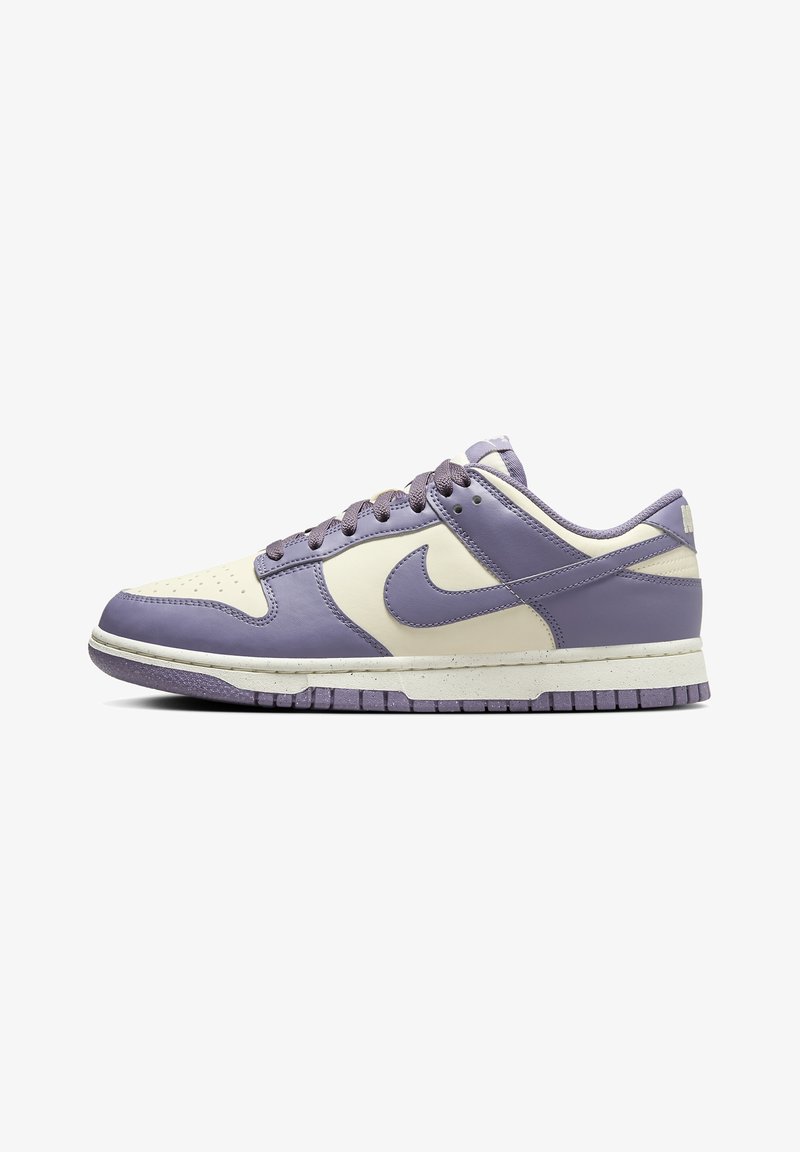 Baskets basses en cuir crème et violet clair avec fermeture à lacets et semelle en caoutchouc, vues de côté sur fond blanc.