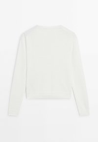 Witte trui met lange mouwen, gemaakt van zacht gebreid materiaal. Kenmerkt zich door een cropped model, geribbelde manchetten en een eenvoudig ontwerp zonder zichtbare patronen.