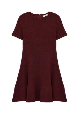 Vestido de punto burdeos de manga corta con escote redondo, falda acampanada y cierre de cremallera en la espalda, tela texturizada.