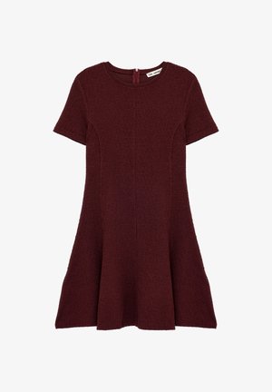 Kortærmet, vinrød strikket kjole med rund halsudskæring, udvidet nederdel og lynlås i ryggen, struktureret stof.