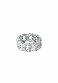 Anillo de banda de plata con eslabones entrelazados decorados con cristales transparentes, que exhibe una superficie texturizada y un acabado interior suave.