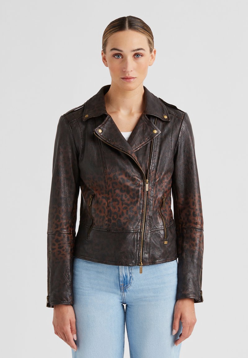 Schwarze und braune Leder-Motorradjacke mit Leopardenmuster, Reißverschlusstaschen, metallischen Details und Kragen.