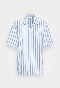 Camisa de mangas curtas em azul claro com riscas verticais escuras, apresentando um bolso e um colarinho. Textura de tecido lisa.