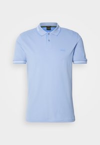 Polo bleu clair à manches courtes avec col, deux boutons, rayures blanches sur les manches, et logo "BOSS" discret sur la poitrine.