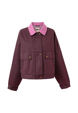 Veste boutonnée violette avec col rose, deux poches à rabat sur le devant et poignets ajustables, présentée sur fond blanc.