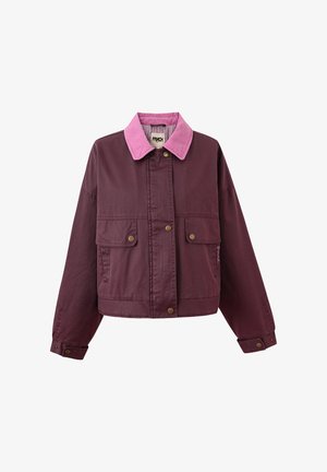 Paarse jas met knopen, roze kraag, twee voorzakken met klep en verstelbare manchetten, weergegeven op een witte achtergrond.