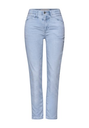 Vaqueros ajustados azul claro con botón y cremallera frontal, dos bolsillos delanteros y detalles sutiles desgastados en los muslos.