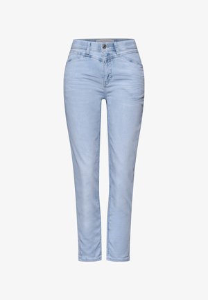 Jean slim bleu clair avec bouton et fermeture éclair à l'avant, deux poches avant et détails subtils délavés sur les cuisses.