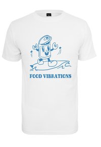Balta kokvilnas T-krekls ar zilu multfilmu varoni, kas atgādina kannu uz sērfošanas dēļa, un zem tā ir teksts "FOOD VIBRATIONS".