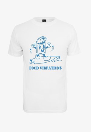 Biała bawełniana koszulka z niebieską postacią z kreskówki przypominającą puszkę stojącą na desce surfingowej, z napisem "FOOD VIBRATIONS" poniżej.