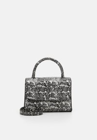 Borsa a mano a fantasia bianca e nera con forma strutturata, manico superiore, tracolla rimovibile e chiusura a gancio. Texture liscia e materiale in finta pelle.