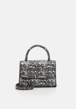 Borsa a mano a fantasia bianca e nera con forma strutturata, manico superiore, tracolla rimovibile e chiusura a gancio. Texture liscia e materiale in finta pelle.