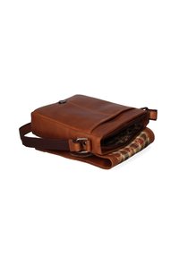 Borsa a tracolla in pelle marrone con esterno testurizzato, tracolla regolabile e rivestimento in tessuto scozzese visibile dalla patta aperta.