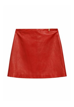Czerwona mini spódnica ze skóry o gładkiej fakturze, kroju w kształcie litery A oraz złotym detalu przy pasku.