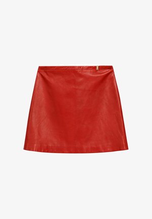 Czerwona mini spódnica ze skóry o gładkiej fakturze, kroju w kształcie litery A oraz złotym detalu przy pasku.