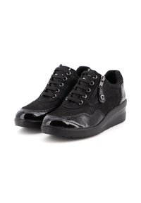 Sneakers neri con un mix di tessuto testurizzato e pelle verniciata lucida. Presentano lacci e una zip laterale per indossarli facilmente. Suola a cuneo bassa.