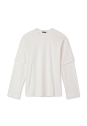 T-shirt bianco a maniche lunghe realizzato in tessuto morbido, con un design a strati, colletto rotondo e una vestibilità ampia. Nessun motivo o accessorio visibile.