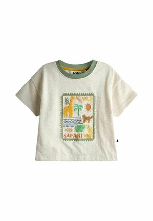 Beige småbørns t-shirt med grøn krave, dekorativt broderede safari-dyr, palme, sol og teksten "VILD SAFARI" på forsiden.