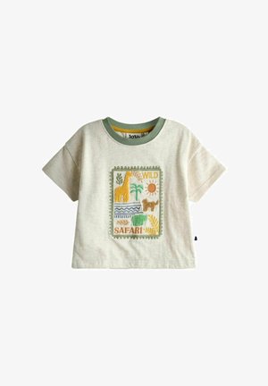 Bézs színű kisgyermek póló zöld gallérral, elöl hímzett szafari állatokkal, pálmafával, nappal és a "WILD SAFARI" felirattal.