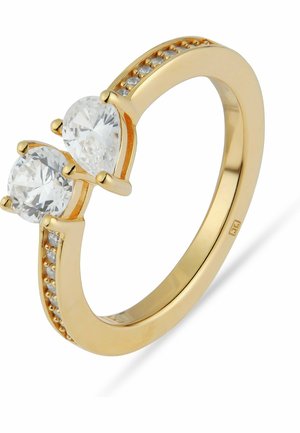 Guldring med to store klare ædelstene, én rund og én pæreformet, samt mindre sten indlejret langs båndets kanter.