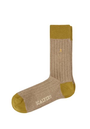 Calcetín beige acanalado con puntera, talón y puño mostaza, que presenta un pequeño logo de calavera y el texto "SCALPERS" en la suela.
