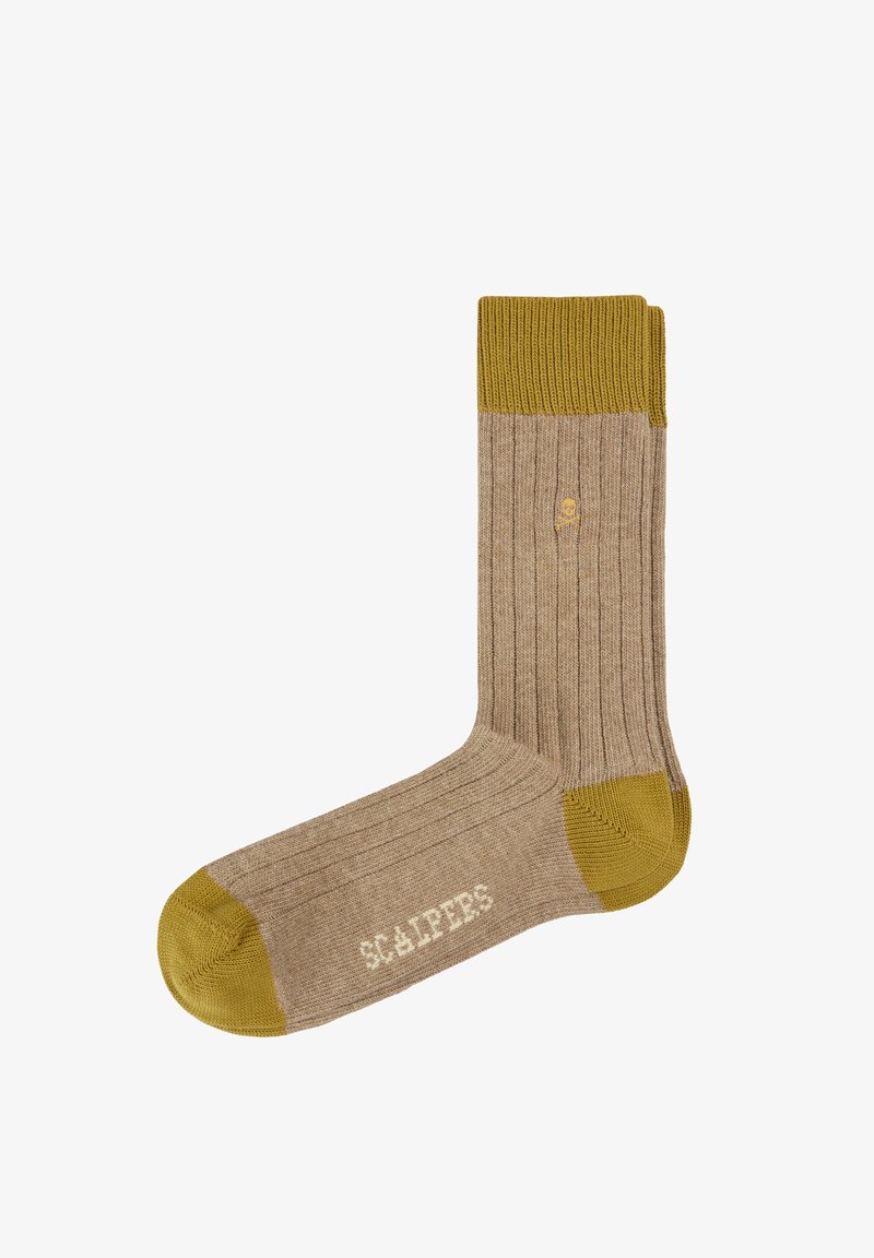 Beige gerippte Socke mit senfgelbem Zehen-, Fersen- und Bündchenbereich, mit kleinem Totenkopf-Logo und dem "SCALPERS"-Schriftzug auf der Sohle.