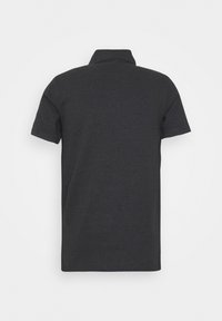 Polo gris foncé à manches courtes, fabriqué en tissu doux mélangé au coton. Dispose d'un col classique et d'un ourlet droit.