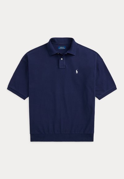 Πουκάμισο Polo Ralph Lauren σε ναυτικό μπλε με κοντά μανίκια, γιακά, λωρίδα με δύο κουμπιά και λευκό κεντητό λογότυπο στο αριστερό μέρος του στήθους.