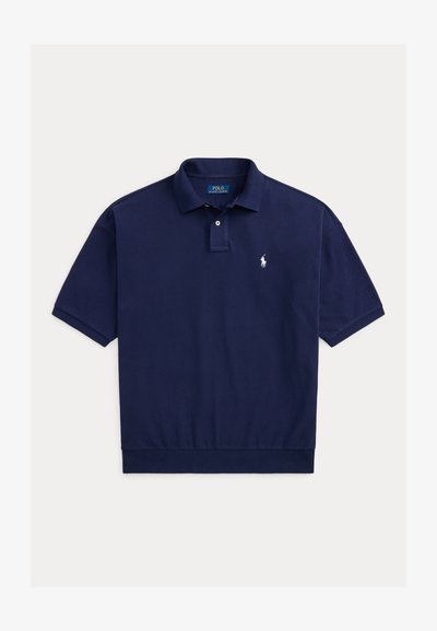 Πουκάμισο Polo Ralph Lauren σε ναυτικό μπλε με κοντά μανίκια, γιακά, λωρίδα με δύο κουμπιά και λευκό κεντητό λογότυπο στο αριστερό μέρος του στήθους.