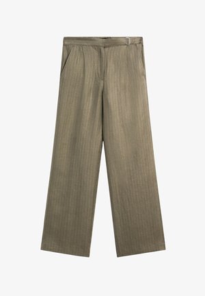 Pantaloni a gamba larga realizzati in tessuto testurizzato verde oliva con righe sottili verticali, dotati di tasche laterali e passanti per cintura.