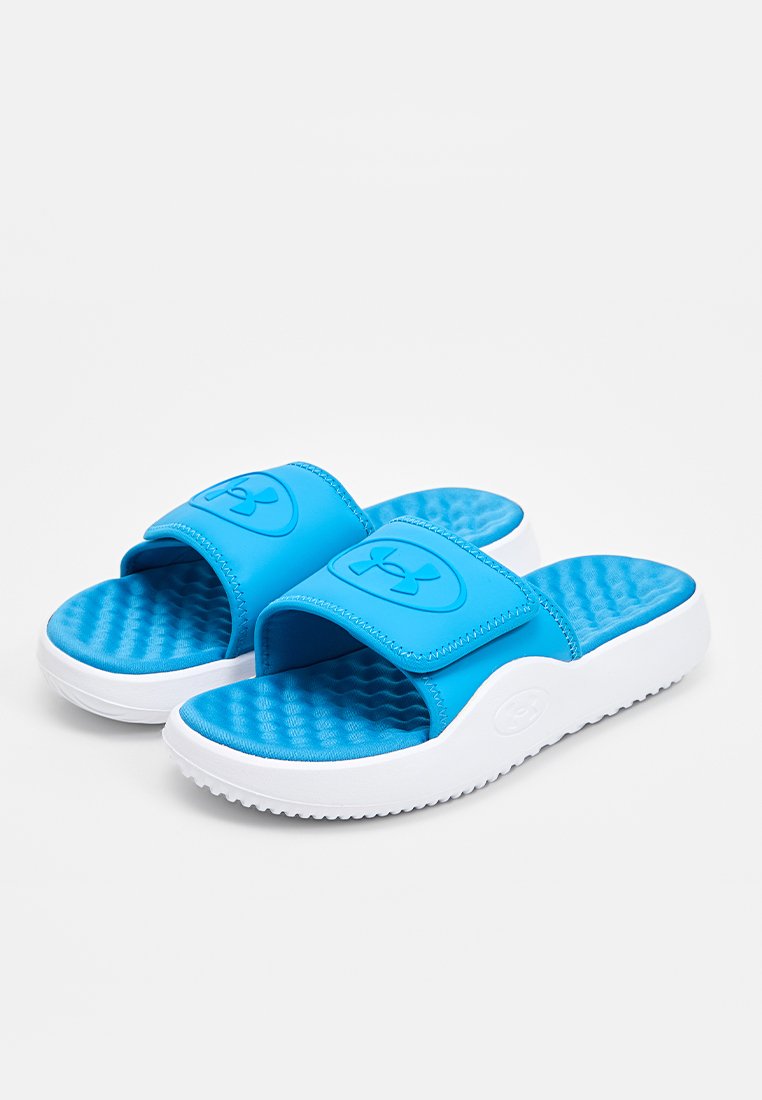 Blaue gummierte Rutsch-Sandalen mit strukturiertem Fußbett, breitem Riemen und weißer Sohle. Merkmale sind das geprägte Logo auf dem Riemen und die genoppte Unterseite für besseren Halt.