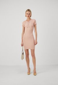 Guess SELENE  - Haljina s naramenicama - pale sand