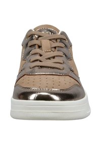 Beige Sneaker mit einer Kombination aus Wildleder und metallischen Akzenten, runder Zehenform, perforiertem Design und einer weißen Gummisohle.