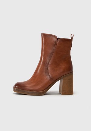 Støvletter m/ kilehæl - cognac