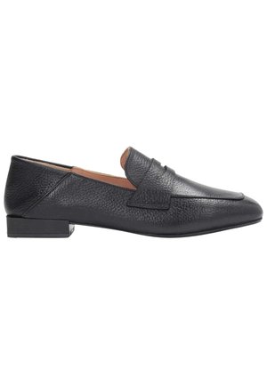 Mocassins en cuir noir avec une finition texturée, dotés d'un talon carré bas et d'un panneau supérieur cousu. Design élégant à bout pointu.