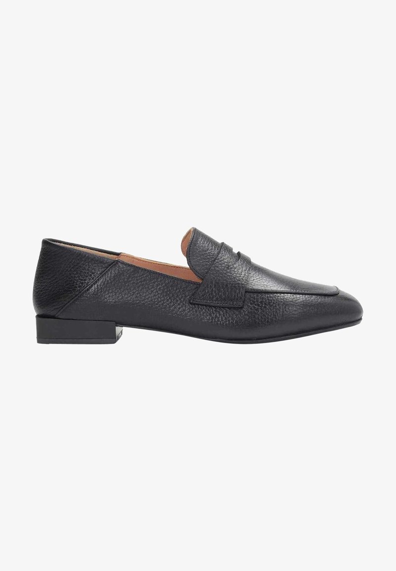 Mocassins en cuir noir avec une finition texturée, dotés d'un talon carré bas et d'un panneau supérieur cousu. Design élégant à bout pointu.