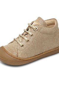 Béžová obuv po kotníky s texturovaným metalickým svrškem, kulatou špičkou, zlatými očky a béžovou gumovou podrážkou. Tkaničky jsou světle béžové.