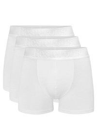 Weiße Boxer-Briefs mit einer glatten Textur, ausgestattet mit einem elastischen Bündchen mit Markenlogo. Drei Paare ordentlich gestapelt. Baumwollmischgewebe.