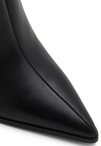 Stivale nero in pelle con punta affusolata, dalla texture liscia, design elegante, cuciture visibili e tacco sottile e dritto.