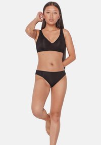Top negro sin mangas con escote en V y tirantes anchos, combinado con braguitas de bikini altas a juego, todo en una tela suave y elástica.