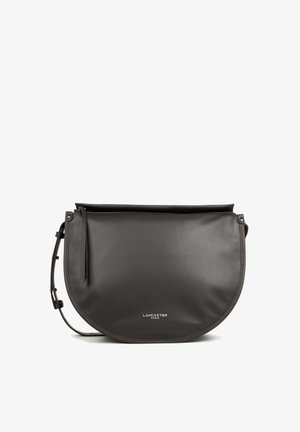 Borsa a spalla in pelle nera con forma semi-circolare, chiusura con zip superiore e tracolla regolabile. Caratterizzata da un piccolo logo in testo bianco.