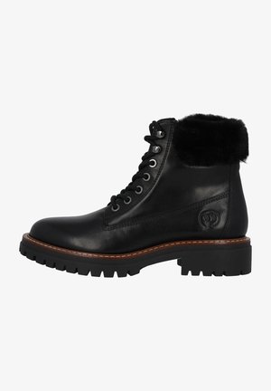 Botín negro de cuero hasta el tobillo con un collar de felpa negra, parte delantera con cordones, ojales de metal y una suela de goma texturizada. Presenta un acento de marca.