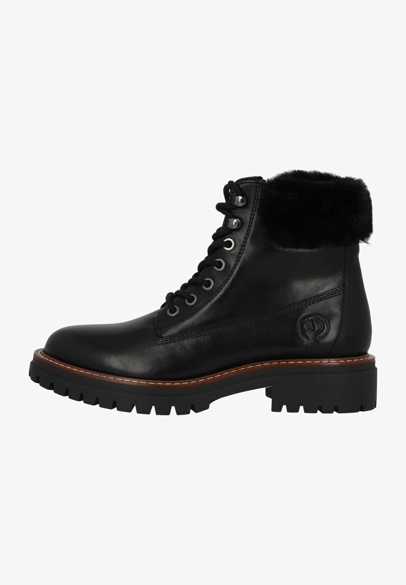 Botín negro de cuero hasta el tobillo con un collar de felpa negra, parte delantera con cordones, ojales de metal y una suela de goma texturizada. Presenta un acento de marca.